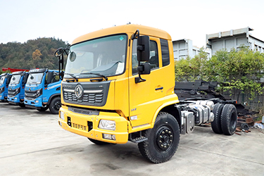 春风4×2底盘报价_DFH3180B2中卡180马力底盘出口_4.5米自装红桃国际
底盘发卖