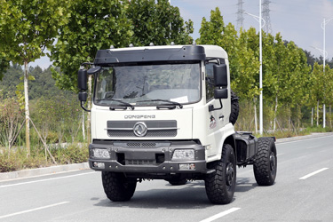 春风4×4后单胎红桃国际底盘_平头一排半210马力公用红桃国际
底盘_前7吨后13吨双轴底盘改装厂家